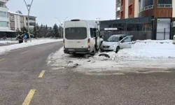 Elazığ’da minibüs ile otomobil çarpıştı: 4 yaralı