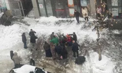 Bingöl'de çatıdan düşen kar kütlesi can aldı