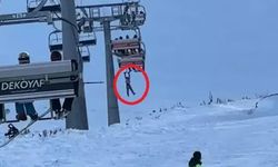 Düşen snowboardını almak için atlamaya çalıştı, telesiyejde asılı kaldı