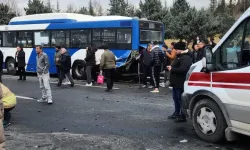 Ankara'da EGO otobüsüne otomobil çarptı