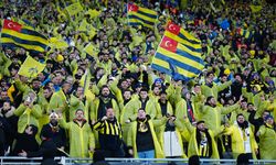 Fenerbahçe'nin Süper Kupa'ya damga vuran yağmurluğu satışa sunuldu
