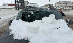 Üst geçitte biriken kar kütlesi, aracın üzerine düştü: 1 yaralı