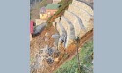 Rize’de heyelan: Yapımı süren istinat duvarı çöktü