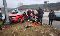 İki otomobil kafa kafaya çarpıştı: 1’i ağır, 3 yaralı