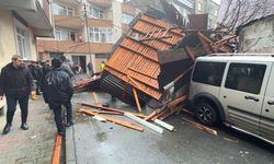 İstanbul'da fırtına: Çatılar uçtu, araçlar zarar gördü
