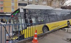 İETT otobüsü otoparktaki araçlara çarptı