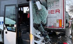 İstanbul’da tur midibüsü park halindeki TIR'a çarptı: 13 yaralı