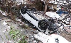 Kar yağışının etkisiyle yokuş aşağı kayan otomobil bahçeye uçtu: 3 yaralı