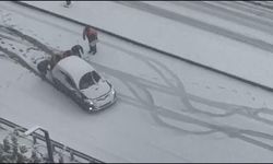 İstanbul'da kar yağışı; araçlar ilerlemekte zorlandı, otomobil takla attı!