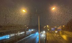 İstanbul'a beklenen kar geldi; sokaklar beyaza büründü