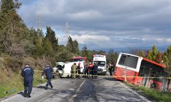 İzmir'de belediye otobüsü ile minibüs çarpıştı: 1 ölü, 1'i ağır 8 yaralı