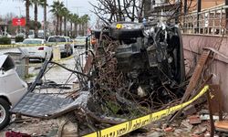 Önce 2 araca çarptı sonra apartmanın bahçesine girdi: 5 yaralı