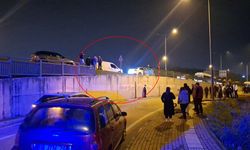 Kamyonet çalılık alana uçtu; çarptığı bariyerler 2 otomobilin üzerine düştü