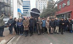 Alevi örgütlerden CHP Kayseri İl Başkanlığı’na siyah çelenkli protesto
