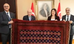 Öcalan’dan Devlet Bahçeli’ye ‘Barış ve Demokrasi Kilimi’ hediyesi