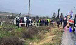 Memurları taşıyan midibüs devrildi: 1 ölü, 25 yaralı