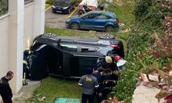 Otomobil, apartman bahçesine uçtu: 2 yaralı