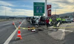 Otoyolda, hafif ticari araç bariyere çarptı: 2 ölü