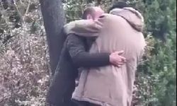 İstanbul'da iki adam kimseye aldırış etmeden öpüştü