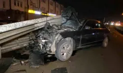 Otomobil bariyere saplandı: Sürücü yara almadan kurtuldu