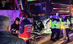 Sakarya'da 1'i yolcu otübüsü 4 aracın karıştığı zincirleme kaza: 1 ölü, 27 yaralı