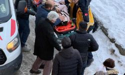 Servis beklerken başına buz sarkıtı düşen öğrenci ağır yaralandı