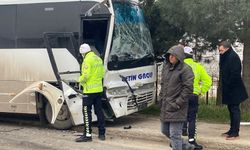 Servis midibüsleri kafa kafaya çarpıştı; 19 yaralı