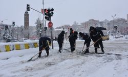 Siirt’te tüm köy yolları kardan kapandı
