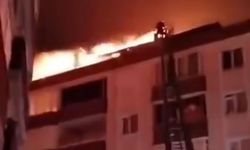 Terasta yakılan mangaldan savrulan kıvılcımlarla çatı katı yandı