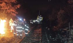 Toprak kaydı, yolcu treni raydan çıktı; çok sayıda sefer iptal edildi