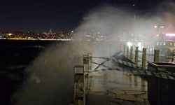Lodosun etkili olduğu Üsküdar sahilinde dev dalgalar oluştu