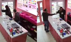 Video çekerek dükkana girdi, dolaptaki tatlıları yemeye başladı