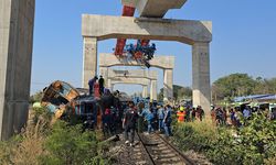 Vinç trenin üzerine düştü: 22 ölü