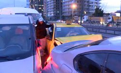 Yenibosna D-100 Karayolu'nda 6 aracın karıştığı zincirleme kaza; 2 yaralı