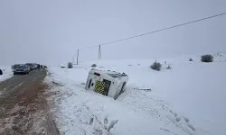 Sivas’da öğrenci servisi şarampole devrildi; yaralılar var