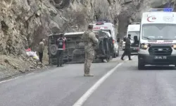 Çukurca kara yolunda minibüs takla attı: 1’i ağır 4 yaralı