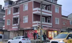 Eşi kapıyı kırıp eve girince, ikinci kat balkonundan atlayan kadın yaralandı