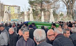 Annesini bıçaklayarak öldüren 17 yaşındaki sanığa 20 yıl hapis