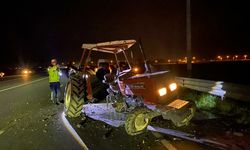 Adana’da otomobilin çarptığı traktör ikiye ayrıldı: 1'i ağır 6 yaralı