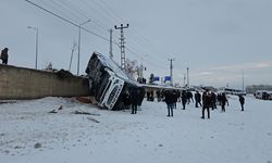 Ağrı'da yolcu otobüsü devrildi: 16 yaralı!