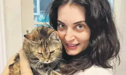 Oyuncu Aslıhan Gürbüz, yeni yaşını kedisi Mino ile birlikte kutladı
