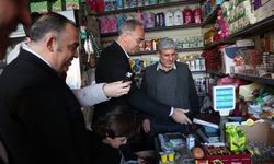 Veresiye defterini satın alan Belediye Başkanı Kuş, mahallelinin borcunu kapattı