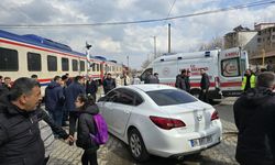 Bingöl'de yolcu treni otomobile çarptı: 3 yaralı
