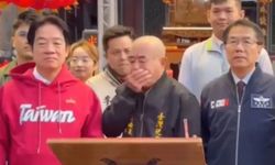 Başkan, kürsüde Cumhurbaşkanının üstüne kustu!