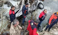 Bitlis'te hafif ticari araç uçuruma yuvarlandı: 3 ölü, 5 yaralı!