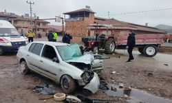 Traktör ile otomobil çarpıştı; 1 ölü, 2 yaralı