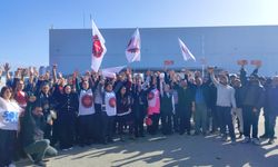 Migros depo işçileri, iş yeri önünde kazanımlarını kutladı