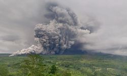 Endonezya'daki Semeru Yanardağı'nda 5 kez patlama meydana geldi