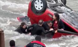 Hafif ticari araçla çarpışan otomobil, nehre uçtu; anne ile kızı yaralı