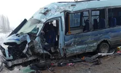 Yolcu minibüsü ile belediye otobüsü çarpıştı; 18 yaralı